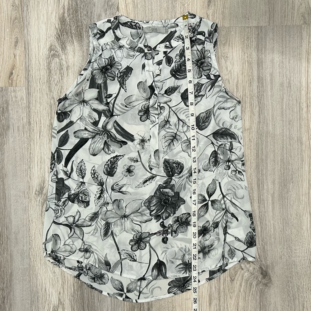 Dalia Black White Floral Sleeveless Blouse Lightweight Summer Top Size XS - Picture 2 of 7